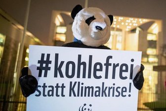 WWF: Mit drei Buchstaben für weltweiten Naturschutz - Verkleidet als Panda-Maskottchen des WWF protestiert dieser Demonstrant vor dem Kanzleramt in Berlin gegen die Klimapolitik der Bundesregierung.