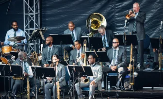 Er ist zwar ein Star auf seinem Instrument, aber überlässt die Soli auch mal Kollegen wie Kenny Rampton (rechts): Trompeter Wynton Marsalis (letzte Reihe Mitte) und sein Jazz at the Lincoln Center Orchestra ließen am Sonntag in der Jungen Garde die 46. Dresdner Musikfestspiele ausklingen.