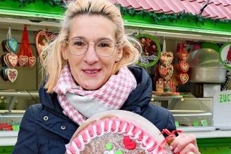 XXL-Adventskranz um Marktbrunnen - Dominique Nüßner steht mit ihrem Naschwerk-Wagen auf dem Werdauer Markt.