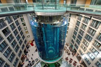 Das gigantische Aquarium im Berliner Dom-Aquarée ist geplatzt.