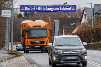 XXL-Banner soll Temposünder im Kurort ausbremsen - Blick auf die Bundesstraße 169 in Bad Schlema: Seit dieser Woche begrüßt dort Autofahrer ein großes Banner, auf dem die Worte "Kurort - Bitte langsam fahren!" stehen.