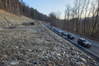 XXL-Baustelle auf B 92 im Vogtland: „Ich kann es nicht mehr als positive Maßnahme vertreten“ - An der B 92 südlich von Oelsnitz wird der Berghang abgegraben, um Platz für eine Überholspur in Richtung Adorf zu schaffen.