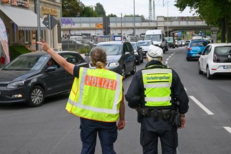 XXL-Drogen-Kontrolle mitten in Chemnitz: Das kam heraus - Kein Entkommen: Überraschende Großkotrolle der Polizei auf der Augustusburger Straße in Chemnitz.