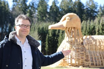 XXL-Ente im Erzgebirge: In diesem Ort ist man auf dem Holzweg - Sebastian Haustein an der neuen Skulptur am Gelenauer Freibad.