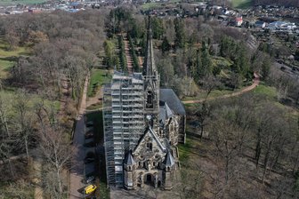 XXL-Gerüst in Zwickau-Planitz: Was es mit der Stahlkonstruktion an der Lukaskirche auf sich hat - Die Lukaskirche Planitz mit dem Gerüst, das an Nord- und Ostseite des Turms bis in 40 Meter Höhe emporragt. Die imposante Stahlkonstruktion wird für Sanierungsarbeiten an der Fassade benötigt.