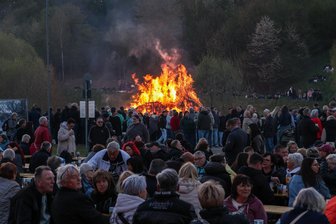 XXL-Hexenfeuer im Erzgebirge zieht erneut Tausende Besucher an - Zahlreiche Besucher zog es am Donnerstagabend zum Höhenfeuer nach Bad Schlema an die Feuerwache.