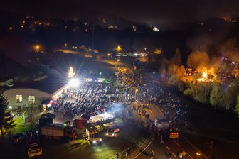 XXL-Hexenfeuer im Erzgebirge zieht mehr als 3000 Besucher an - für Ärger sorgen manche Autofahrer - Großer Andrang hat es am Mittwochabend beim Höhenfeuer in Bad Schlema gegeben.