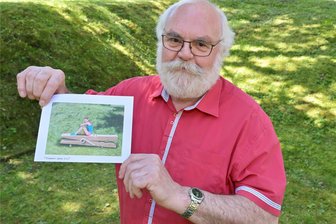 XXL-Klammer als Sitzbank: Bei Holzbildhauer-Symposium in Aue entstehen echte Hingucker - Tobias Michael will beim Holzbildhauer-Symposium in Aue eine XXL-Klammer-Bank anfertigen. Er zeigt den Entwurf.