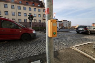 XXL-Kreuzung am Weberbrunnen in Meerane: Warum eine neue Fußgängerampel aufgestellt werden muss - Die Fußgängerampel an der Chemnitzer Straße in Meerane wird ausgetauscht.