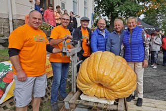 Kürbisfest  in Reichenbach (Gemeinde Callenberg) am Sonntag. Im Mittelpunkt steht das wiegen der Kürbisse.Wer hat den schwersten im  Dorf?Dieses Jahr waren es Bernd und Petra Reinhold (rechts) aus dem Ortsteil Langenchursdorf. Genau 163 kg schwer war das Prachtstück.An manschen heißen Tagen mussten mehrere 100 Liter Wasser gegossen werden.Wenn Fragen für  Text Tel:037608 21588Foto: Andreas Kretschel