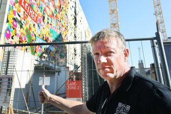 XXL-Kunst im Chemnitzer Heckertgebiet wegsaniert: Künstler Michael Fischer-Art stinksauer - Der Künstler Michael Fischer-Art hat – wie hier in Leipzig – schon weit über 100 große Hausfassaden gestaltet. „Das Bild im Heckert hat mir immer besonders am Herzen gelegen“, sagt er.