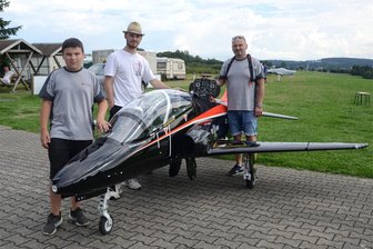 XXL-Modell eines Militärjets hebt zum ersten Mal in Auerbach ab - Die Erbauer des Strahlrainers (von links): Elias, Niclas und Marcus Wolf.