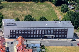 XXL-Modernisierung: Warum Meerane rund zehn Millionen Euro in seine Stadthalle stecken kann - Die Stadthalle aus der Vogelperspektive: Hier sollen - wahrscheinlich ab 2025 - die Handwerker anrücken.