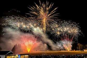 XXL-Pyroshow in Kühnhaide - Zu der farbenfrohen und lauten Show eingeladen hatte die ortsansässige Firma Blackboxx Fireworks.