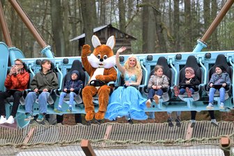 XXL-Schaukel im Freizeitpark Plohn eröffnet: So kommt die neue Attraktion bei den Besuchern im Vogtland an - Jungfernfahrt im Freizeitpark Plohn: Am Freitag ist das neue Fahrgeschäft „Aqualuna & die Wunschschaukel“ offiziell eröffnet worden.