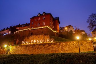 XXL-Schriftzug zieht in Waldenburg um: Wo er spätestens am dritten Advent leuchtet - Der Waldenburg-Schriftzug kommt vor dem dritten Advent an einen neuen Standort.