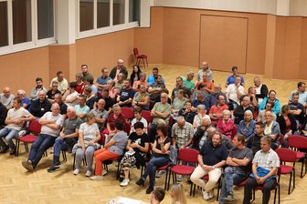 XXL-Solarpark in Oberwiera: Wer Applaus bekommt und wer einen Kabarett-Vergleich zieht - Rund 100 Einwohner haben die Sitzung des Gemeinderates in Oberwiera am Mittwochabend verfolgt.