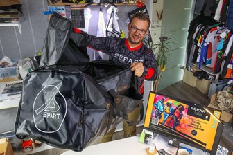 XXL-Tasche für die Schweizer Feuerwehr: Bernsdorfer Textil- und Druckanbieter liefert alles – nur nichts von der Stange - Eine maßgeschneiderte XXL-Tasche mit 150 Litern Fassungsvermögen hat Rico Weigand für die Schweizer Feuerwehr konfektioniert.