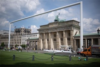 XXL-Tor aus Berliner EM-Fanzone steht zum Verkauf: Auch der Preis ist riesig! - Berlin: 23 Meter hoch, 64 Meter breit und etwa 40 Tonnen schwer: Das Tor aus der EM-Fanzone steht derzeit zum Verkauf.