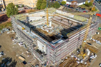 XXL-Turnhalle am Plauener Lessing-Gymnasium: Arbeiter haben keinen Feiertag - Auch am Feiertag soll an der Dreifeldturnhalle am Lessing-Gymnasium gebaut werden.
