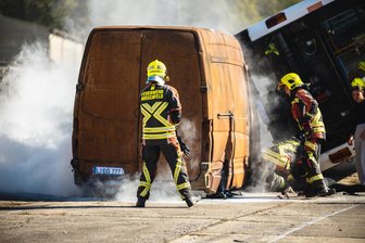 XXL-Übung: 500 Helfer aus dem Landkreis Zwickau probten den Ernstfall - In Hirschfeld wurde mit 500 Beteiligten eine Übung zum Katastrophenschutz durchgeführt.