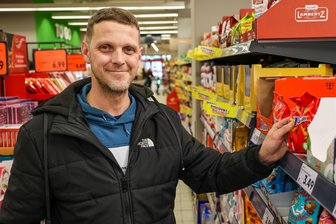 XXL-Umbau bei Kaufland im Erzgebirge beendet: Das sagen Kunden zu den Neuerungen - Optimal findet Alexander Holdt die Lösung mit den Handscannern in der Kaufland-Filiale in Aue.
