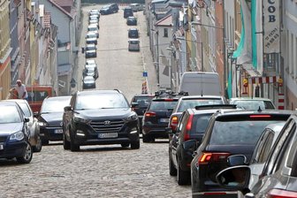 XXL-Umleitung in Meerane gehört bald der Vergangenheit an - Durch die Sperrungen war es zum Verkehrschaos auf der Steilen Wand gekommen. 