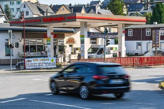 XXL-Umweg für Brummifahrer: B-101-Sperrung erschwert Belieferung der Tankstelle in Pockau - Für Tankwagen während der B 101-Sperrung schwer erreichbar: die Tankstelle in Pockau.