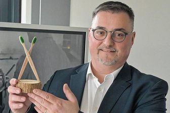 XXL-Zahnbürste: Erzgebirger wollen mit Weltrekordversuch für ihre Region werben - 200 Jahre Deutsche Bürstenregion feiern dieses Jahr die Gemeinden Schönheide, Stützengrün und Rothenkirchen. Dazu soll die größte Zahnbürste der Welt entstehen. Wie die Skulptur, die dafür gebaut werden soll, aussehen könnte, zeigt Stützengrüns Bürgermeister Volkmar Viehweg als Modell im Miniformat. 