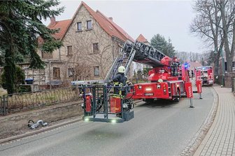 XXXL-Patienten: Feuerwehren in Mittelsachsen helfen Rettungsdienst - Um stark Übergewichtige zum Krankenauto oder Hubschrauber zu bringen, müssen oft Feuerwehren helfen. Das war auch 2018 in Penig der Fall, als eine Person mit der Drehleiter aus dem zweiten Obergeschoss gerettet wurde. 