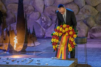Yad-Vashem-Bildungsstätte in Deutschland: Zwickau ist aus dem Rennen - Bundeskanzler Friedrich Merz (CDU) legte im Dezember einen Kranz in Yad Vashem nieder. Die Jerusalemer Gedenkstätte soll einen Außenposten in Deutschland erhalten.