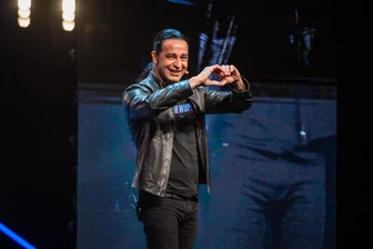 „Yallah Hopp!“: Bülent Ceylan begeistert in Zwickau mit Humor und Klischees - Bülent Ceylan gastierte am Freitagabend mit seinem Programm „Yallah hopp!“ in der gut gefüllten, aber nicht ausverkauften Stadthalle in Zwickau.