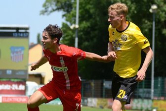 Yannic Voigt im Angriffsmodus - Yannic Voigt (links) - hier im Zweikampf mit Maurice Scheunert vom VfB Auerbach - will seine offensiven Qualitäten auch in der 3. Liga vermehrt unter Beweis stellen. 