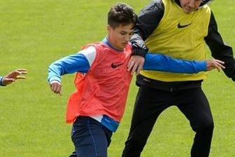 Yildiz verlässt Aue - Pavel Dotchev (r), Trainer des FC Erzgebirge Aue, kämpft im Juni 2015 im Training mit Hakki Yildiz um den Ball.