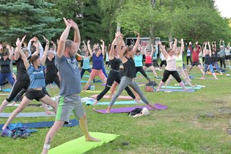 Yoga als Ausgleich zum Beruf und Mama-Alltag: Premiere am Filzteich weckt Lust auf mehr - Beim Yoga-Open-Air am Filzteich haben 135 Teilnehmer ihre Matten ausgerollt.