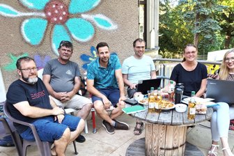 Yoga unter freiem Himmel und noch viel mehr beim Picknick im Baumwollpark in Flöha - Letzte Besprechung: Vereinschef Manuel Grießbach (3. v. l.) mit Vereinsmitgliedern.