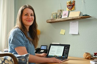 Yoga-Vortrag im Vogtland abgesagt: Kolumnistin Nina-Maria Mixtacki kommt vorerst nicht nach Limbach - Pfarrerin Nina-Maria Mixtacki in ihren Arbeitszimmer.