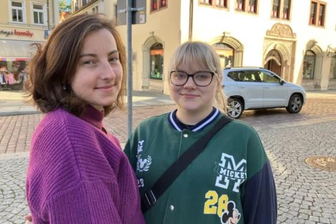 Elisabeth Höhne (22, l.) und Lena Effertz (21) kennen einige der nominierten Wörter für das Jugendwort des Jahres 2023 von Social Media. Lena Effertz fehlt noch ein Ausdruck auf der Liste.
