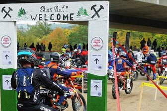 Youngster genießt Heimvorteil - Auf dem Weltmeisterschafts-Gelände "Under the Bridge" durfte am Donnerstag trainiert werden. Die Organisatoren begrüßten den Fahrertross mit einem eigens gebastelten Eingangstor.