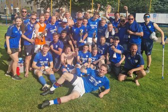 Youngster schießt die LSV kurz vor Ultimo zum Aufstieg: Großhartmannsdorfer Fußballer wieder zurück in der Mittelsachsenliga - Aufstiegsfeier auf fremden Platz: Die LSV Großhartmannsdorf machte in Oederan die Meisterschaft perfekt.
