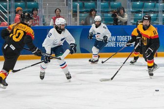 Youth Olympic Games: Der Medaillentraum einer Crimmitschauerin lebt weiter - Zum Auftakt ins Turnier bei den Youth Olympic Games hatte Mathilda Heine (rechts) einen Treffer zum 4:0-Erfolg über Frankreich beigesteuert. Am Montag verlor die Crimmitschauerin mit der U-16-Auswahl gegen die Schweiz, sodass der Gegner im Halbfinale Schweden heißt.