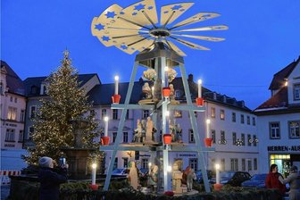 Youtube-Botschaft des Bürgermeisters: Oederan muss an der Weihnachtsbeleuchtung sparen - Dass die Weihnachtspyramiden dunkel bleiben, wünscht sich wohl niemand. Doch viele Kommunen werden überlegen, ob sie die Weihnachtsbeleuchtung einschränken. Die Pyramide auf dem Markt von Oederan ist erst seit vergangenem Jahr fertig. Die Figuren entstanden in Workshops. 