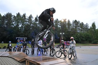 Youtube-Star im Erzgebirge: Mountainbiker Lukas Knopf bei erster Skate- und Bike-Nacht in Stollberg - Wenn ihr Idol Lukas Knopf Tricks mit dem Mountainbike vorführt, schauen die Jungs aus der Region, die sich für den gleichen Sport begeistern, genau hin.
