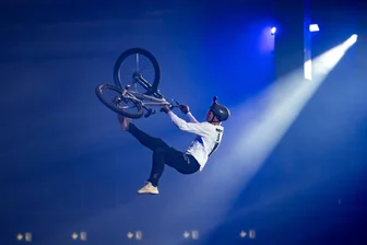 Youtube-Star Lukas Knopf kommt mit Freestyle-Show nach Chemnitz: Wenn der Enkel fliegt, wo einst der Opa schraubte - Lukas Knopf bei einem seiner spektakulären Sprünge, hier bei einer Show im Herbst 2023 in Thüringen. Am 23. November stellt der Mountainbiker erstmals ein solches Event in seiner Heimatstadt Chemnitz auf die Beine und hat sich dafür prominente Gäste eingeladen.