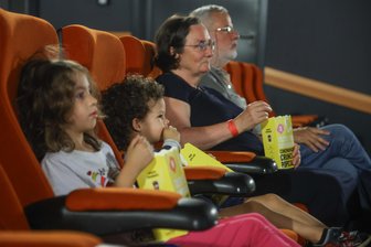Youtube täglich und Kino für Dreijährige? Was eine Medienpädagogin in Chemnitz dazu sagt - „Mein erster Kinobesuch“ heißt ein Angebot im Chemnitzer Cinestar. Mona (6) und Maurice (3) kamen mit ihren Großeltern.