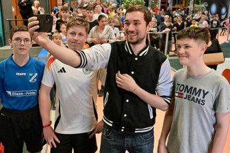 Youtuber Jo Jonas lockt Fans aus ganz Deutschland ins Erzgebirge und verrät ein gut gehütetes Geheimnis - Eines von Hunderten Selfies, die am Sonntag im Fundora in Schneeberg mit Youtuber Jo Jonas (3. v. l.) entstanden sind. Hier mit Jason, Moritz und Max.