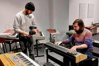 Youtuber will Musik-Museen in Markneukirchen und Zwota groß rausbringen - Der Musiker und Komponist Hainbach, alias Stefan Paul Goetsch, bei den Dreharbeiten im Museum Zwota an einer Sandy-Kleinorgel.