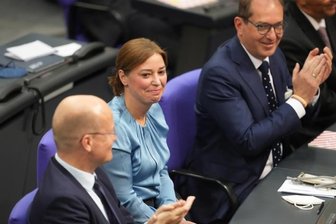Yvonne Magwas hält an Basisarbeit in Region fest - Abgeordnete Yvonne Magwas (CDU) bekommt bei der konstituierenden Sitzung des neuen Bundestags Applaus, nachdem sie zur Vizepräsidentin gewählt wurde.