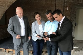 Yvonne Magwas‘ Rückzug aus dem Bundestag: So reagieren Politiker im Vogtland - Ihr Engagement für die Region kannte keine Parteigrenzen: 2019 ließen sich Yvonne Magwas und Andreas Heinz (CDU) von Adorfs Bürgermeister Rico Schmidt und Kay Burmeister (beide SPD) Pläne für die Fronfeste Adorf erläutern.