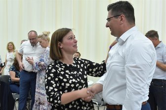 Yvonne Magwas‘ Rückzug aus dem Bundestag: Was Vogtland-Landrat Thomas Hennig und Plauens Oberbürgermeister Steffen Zenner dazu sagen - Juli 2022: Yvonne Magwas gratuliert dem damaligen Klingenthaler Oberbürgermeister Thomas Hennig zur Wahl als Landrat des Vogtlandkreises.